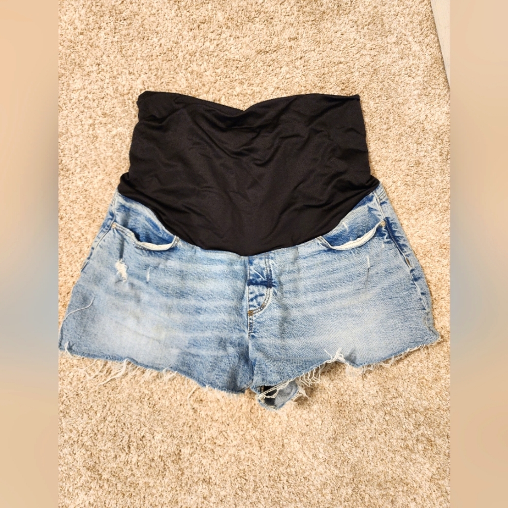 Never been worn, loft maternity shorts.